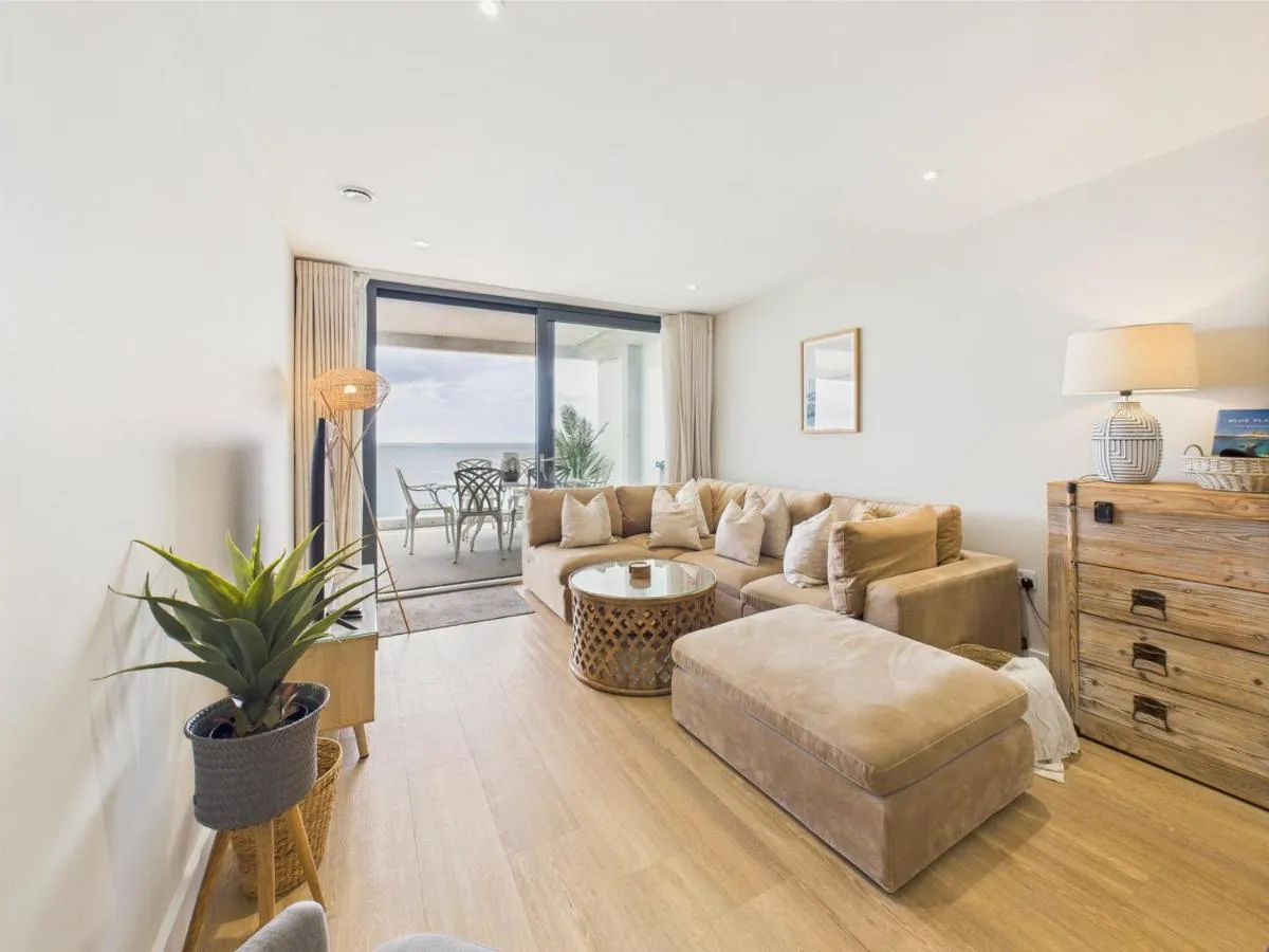 Image 6 of Luxury 3-bed apartment, with direct beach access, free parking & sea views !