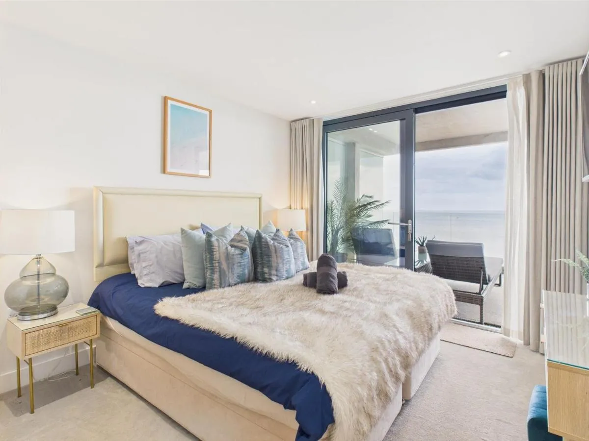 Image 2 of Luxury 3-bed apartment, with direct beach access, free parking & sea views !