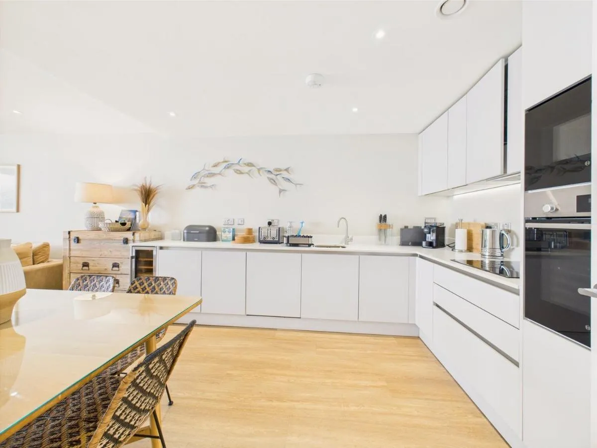 Image 5 of Luxury 3-bed apartment, with direct beach access, free parking & sea views !