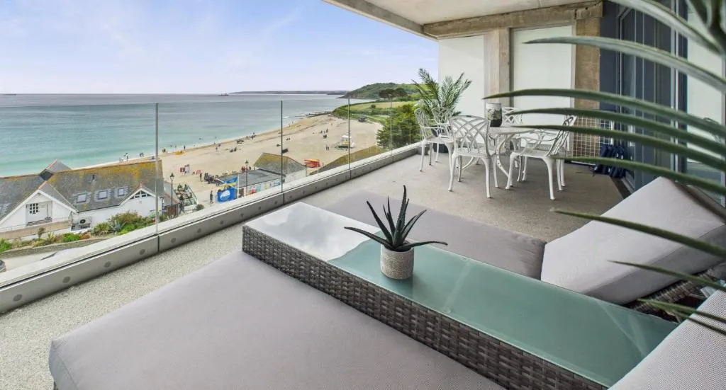 Image of Luxury 3-bed apartment, with direct beach access, free parking & sea views !