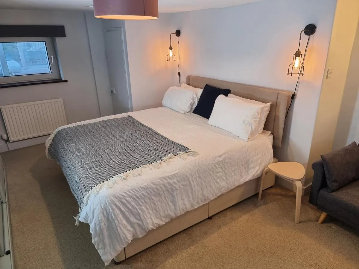 Image 1 of Neet Retreat – sleeps 7 next to beach