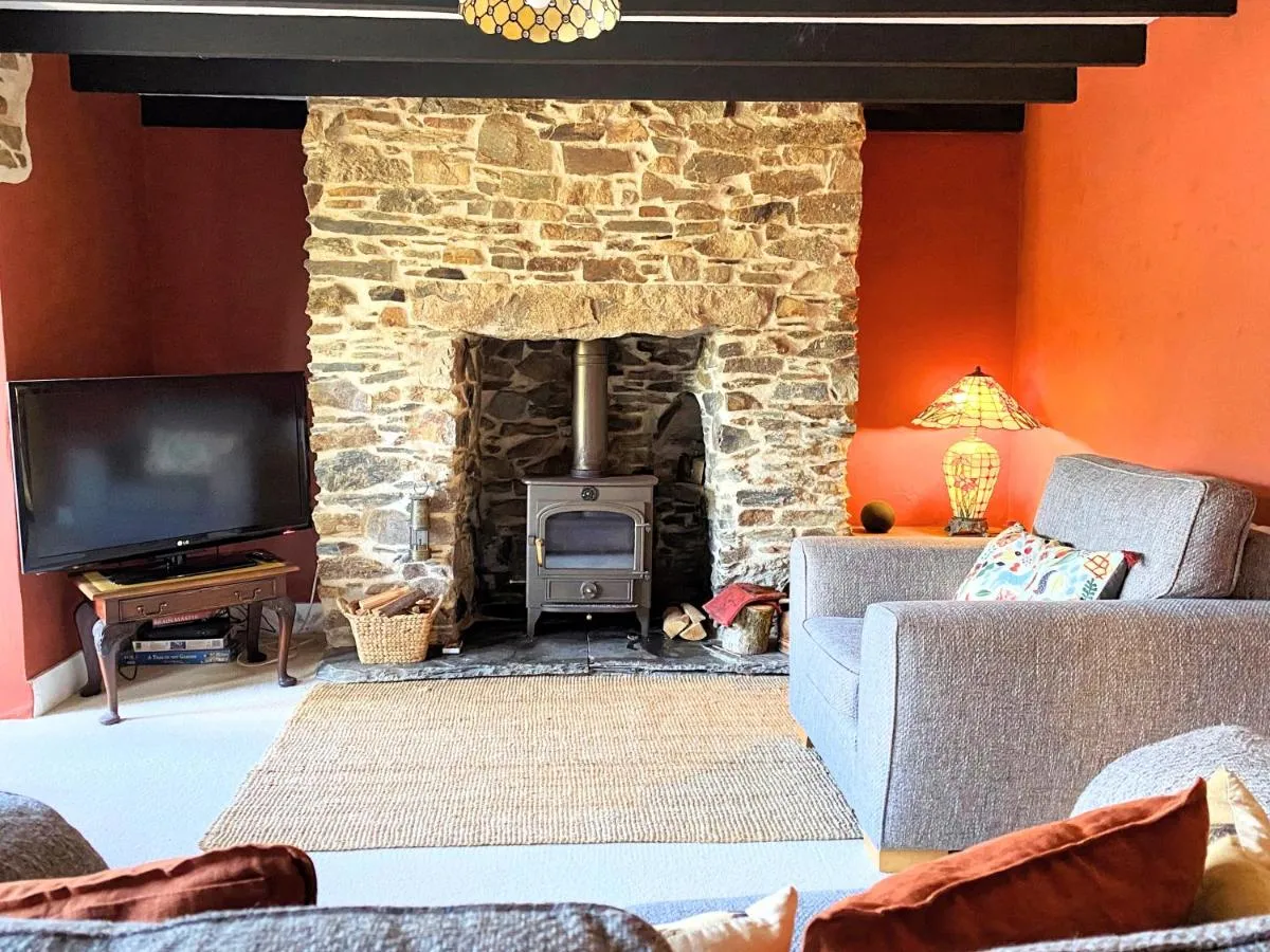 Image 2 of Old Miners Cottage