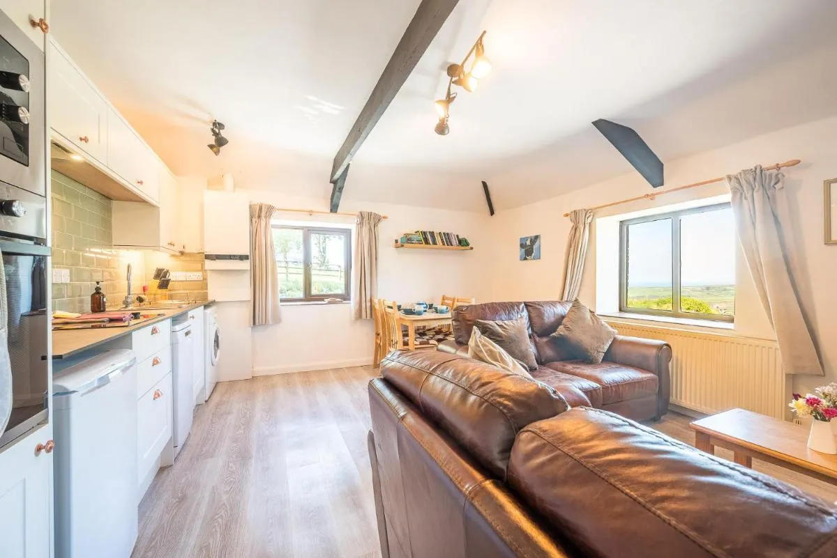 Image 3 of Polrunny Farm Elderberry Cottage with sea view
