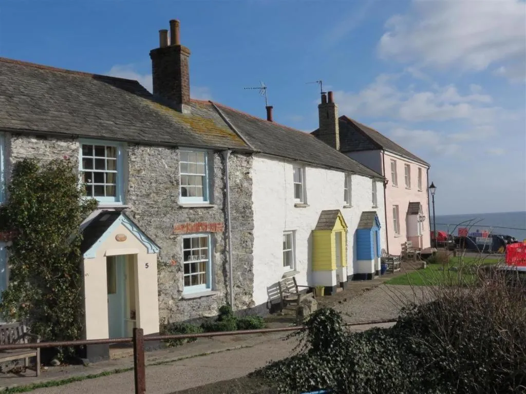 Image 2 of Quay Courtyard