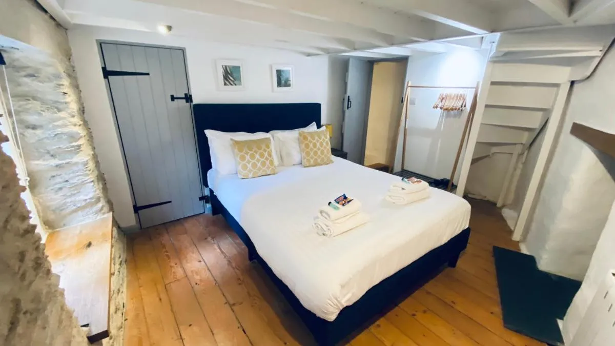 Image 2 of SPINDRIFT is A Beautiful Newly Refurbished THREE BEDROOM Private Family House located on the OLD HARBOUR and the COASTAL PATH in the Heart of Beautiful POLPERRO