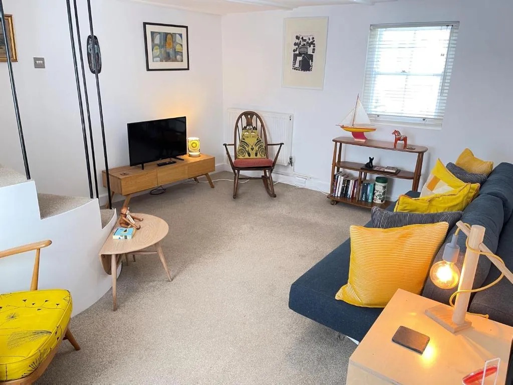 Image of Sixpence Cottage, a few steps from the harbour!