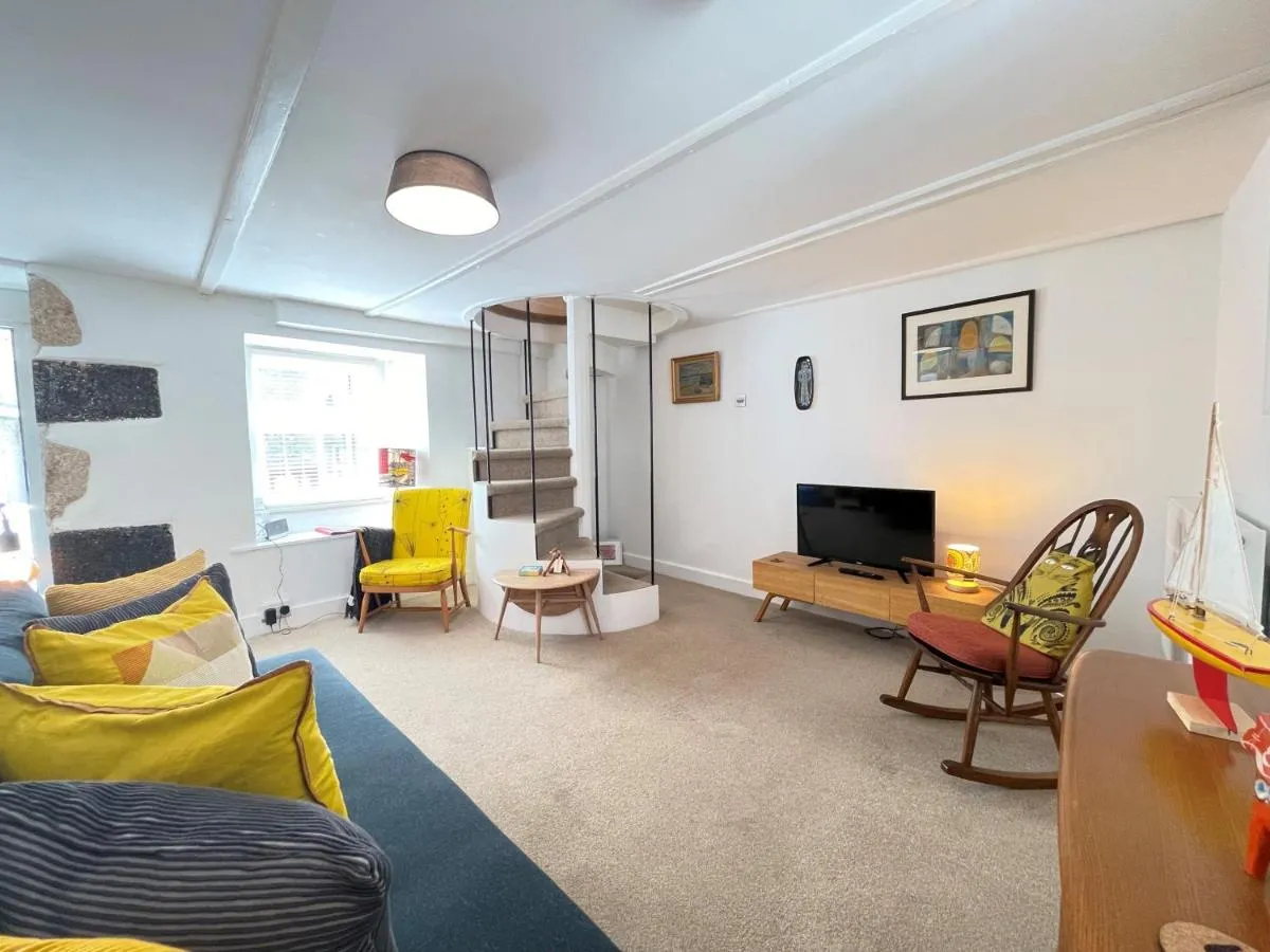 Image 4 of Sixpence Cottage, a few steps from the harbour!