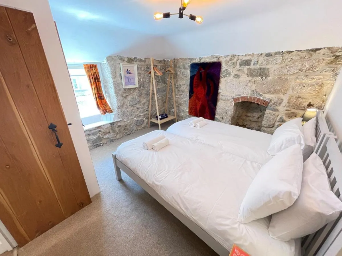 Image 6 of Sixpence Cottage, a few steps from the harbour!