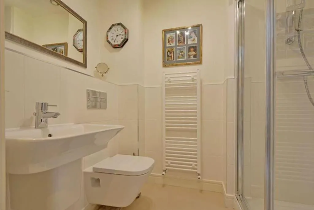 Image 2 of Stunning Apartment, balconies, private beach, coast path