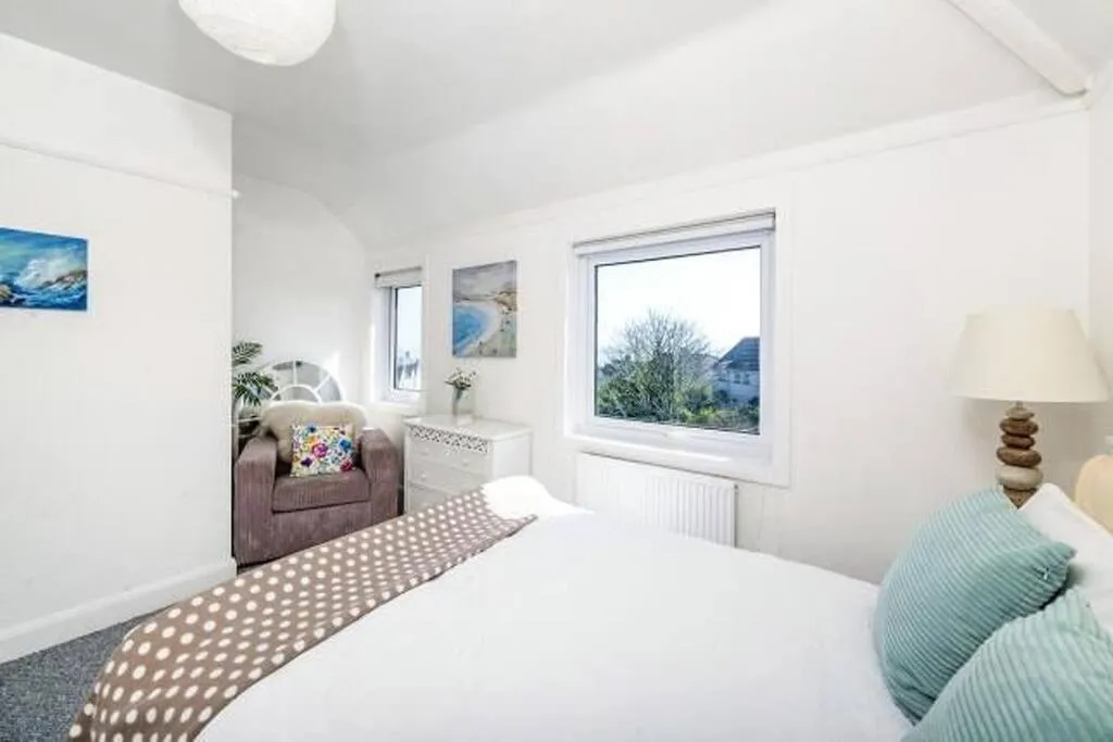Image 6 of Sunrise! ~ 2 Bedrooms, Garden, Parking, Sea Views