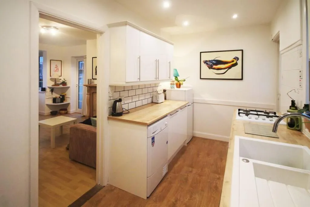 Image 2 of Sunrise! ~ 2 Bedrooms, Garden, Parking, Sea Views