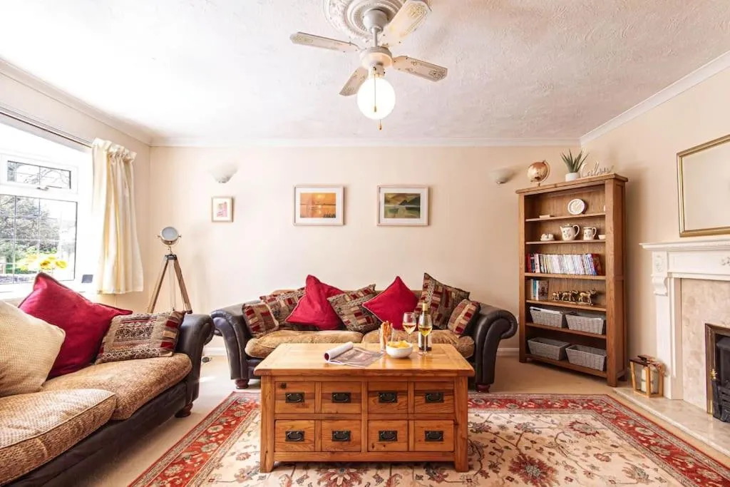Image of Tranquil 4 Bed Bungalow, Large Garden, Plenty of Parking