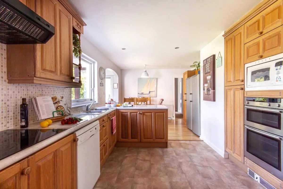 Image 3 of Tranquil 4 Bed Bungalow, Large Garden, Plenty of Parking