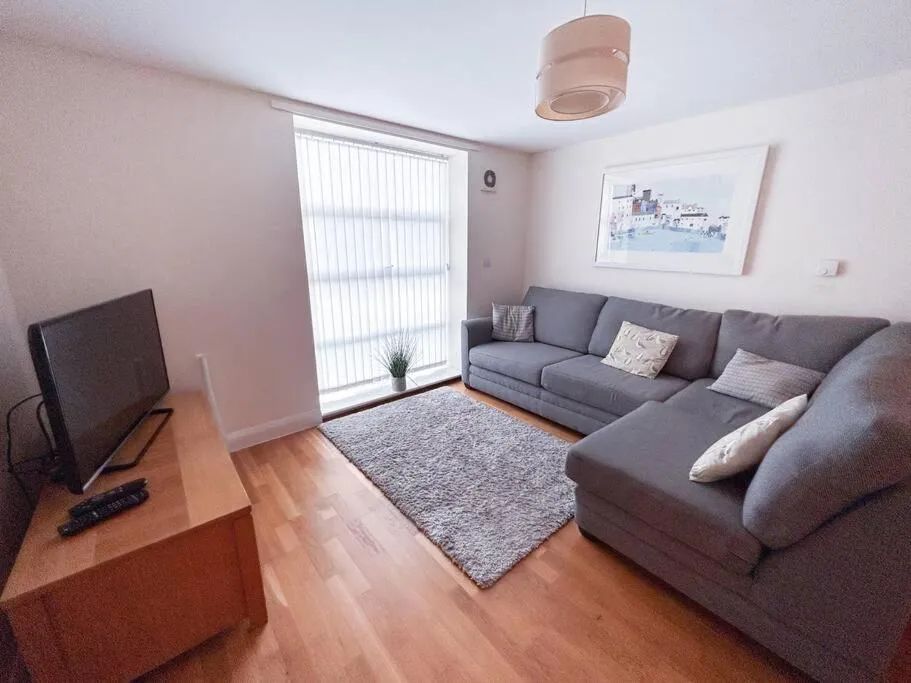 Image 4 of Waterside apartment, central Falmouth, Vi-spring king bed, gated parking