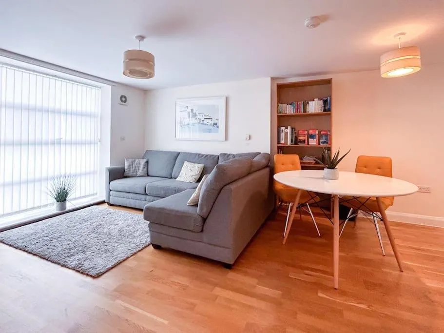 Image 3 of Waterside apartment, central Falmouth, Vi-spring king bed, gated parking