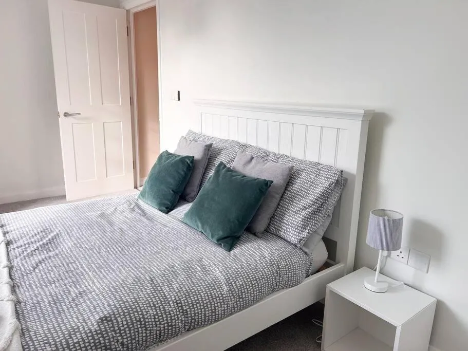 Image 1 of Waterside apartment, central Falmouth, Vi-spring king bed, gated parking
